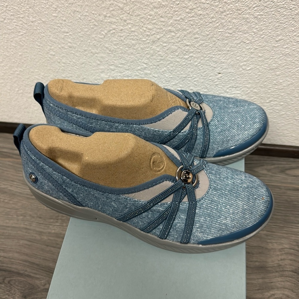 Bzees Women's Niche Slip On - Picture 5 of 8